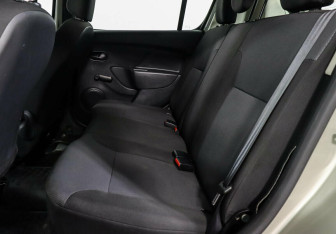 Подержанный автомобиль Renault Sandero 2015 года (9 фото)