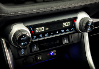 Подержанный автомобиль Toyota RAV4 2020 года (26 фото)