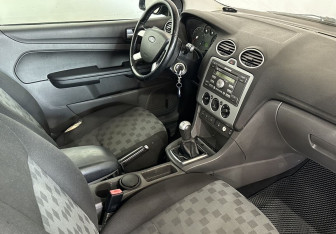Подержанный автомобиль Ford Focus Hatchback 2005 года (10 фото)