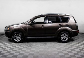 Подержанный автомобиль Mitsubishi Outlander 2010 года (8 фото)