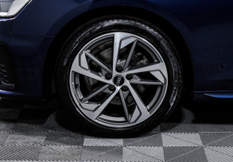 Подержанный автомобиль Audi A4 Sedan 2020 года (15 фото)