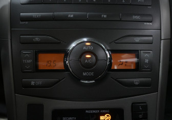 Подержанный автомобиль Toyota Corolla Sedan 2008 года (13 фото)