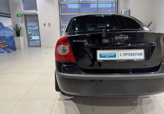 Подержанный автомобиль Ford Focus Sedan 2006 года (9 фото)