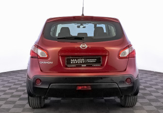 Подержанный автомобиль Nissan Qashqai 2013 года (6 фото)