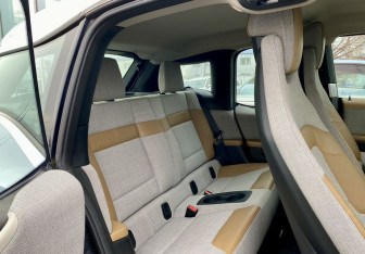 Подержанный автомобиль BMW i3 2017 года (23 фото)