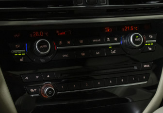 Подержанный автомобиль BMW X6 2015 года (17 фото)