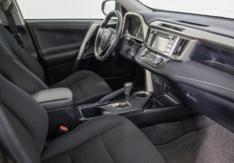 Подержанный автомобиль Toyota RAV4 2013 года (9 фото)