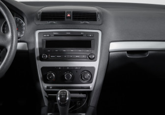 Подержанный автомобиль Skoda Octavia Liftback 2012 года (13 фото)