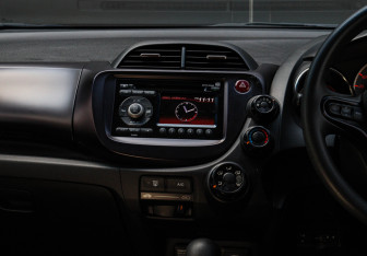 Подержанный автомобиль Honda Fit 2012 года (11 фото)