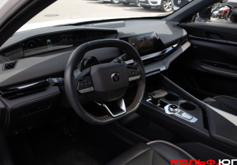 Подержанный автомобиль Changan UNI-V 2024 года (13 фото)