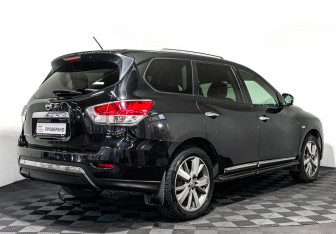 Подержанный автомобиль Nissan Pathfinder 2015 года (5 фото)