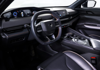 Подержанный автомобиль Changan UNI-V 2024 года (17 фото)