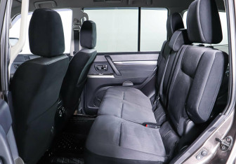 Подержанный автомобиль Mitsubishi Pajero 2012 года (11 фото)