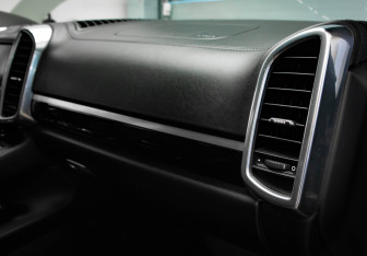 Подержанный автомобиль Porsche Cayenne 2011 года (27 фото)