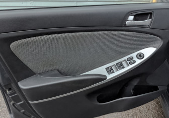 Подержанный автомобиль Hyundai Solaris Hatchback 2013 года (19 фото)