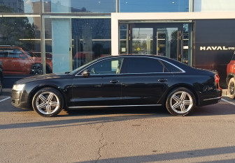 Подержанный автомобиль Audi A8 2014 года (8 фото)