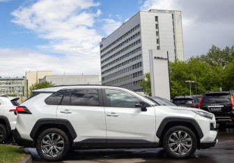 Подержанный автомобиль Toyota RAV4 2024 года (3 фото)