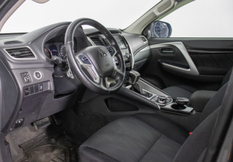 Подержанный автомобиль Mitsubishi Pajero Sport 2019 года (8 фото)