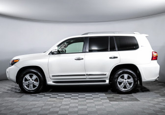 Подержанный автомобиль Toyota Land Cruiser Suv 2014 года (8 фото)