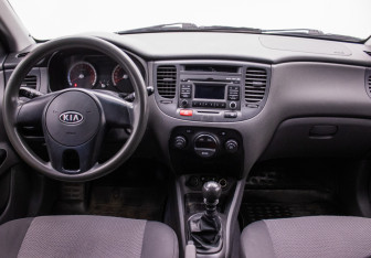 Подержанный автомобиль Kia Rio Hatchback 2010 года (13 фото)