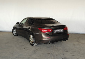 Подержанный автомобиль Infiniti Q50 2015 года (6 фото)