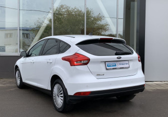 Подержанный автомобиль Ford Focus Hatchback 2018 года (6 фото)