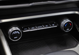 Подержанный автомобиль Geely Coolray 2023 года (20 фото)