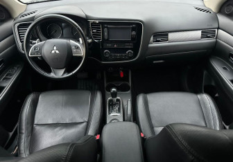 Подержанный автомобиль Mitsubishi Outlander 2012 года (11 фото)