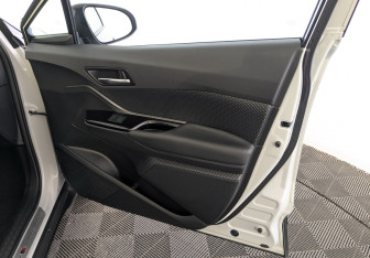 Подержанный автомобиль Toyota C-HR 2021 года (25 фото)