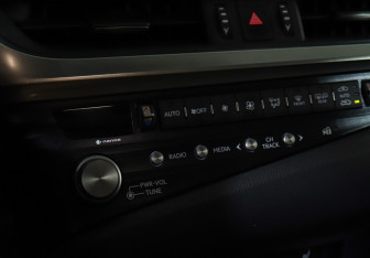 Подержанный автомобиль Lexus ES 2021 года (25 фото)
