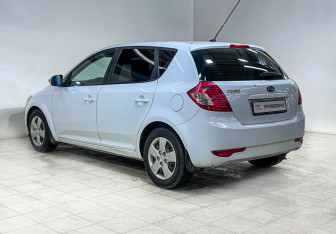 Подержанный автомобиль Kia Ceed Hatchback 2011 года (6 фото)