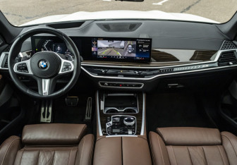 Подержанный автомобиль BMW X5 2023 года (19 фото)