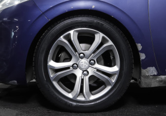 Подержанный автомобиль Peugeot 208 2013 года (25 фото)