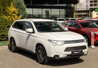 Подержанный автомобиль Mitsubishi Outlander 2013 года (2 фото)