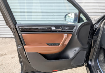 Подержанный автомобиль Volkswagen Touareg 2013 года (19 фото)
