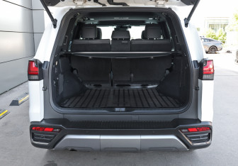 Подержанный автомобиль Lexus LX 2022 года (10 фото)