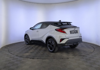 Подержанный автомобиль Toyota C-HR 2021 года (7 фото)