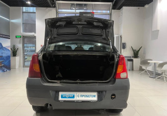 Подержанный автомобиль Renault Logan Sedan 2006 года (6 фото)