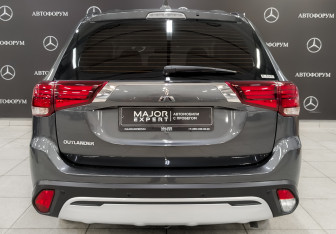 Подержанный автомобиль Mitsubishi Outlander 2022 года (6 фото)