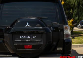 Подержанный автомобиль Mitsubishi Pajero 2017 года (17 фото)