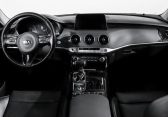Подержанный автомобиль Kia Stinger 2020 года (12 фото)
