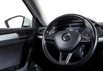 Подержанный автомобиль Skoda Superb Liftback 2017 года (15 фото)