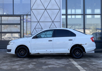 Подержанный автомобиль Skoda Rapid Liftback 2016 года (8 фото)