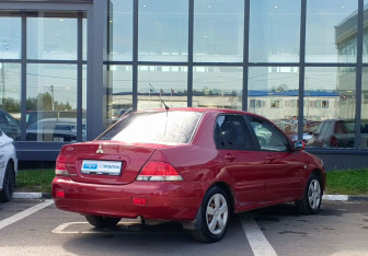 Подержанный автомобиль Mitsubishi Lancer Sedan 2005 года (5 фото)
