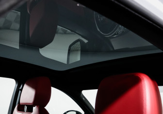 Подержанный автомобиль Jaguar E-Pace 2019 года (18 фото)