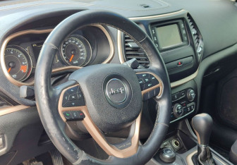 Подержанный автомобиль Jeep Cherokee 2014 года (14 фото)