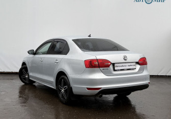 Подержанный автомобиль Volkswagen Jetta Sedan 2013 года (7 фото)