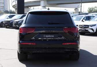 Подержанный автомобиль Audi Q7 2016 года (6 фото)