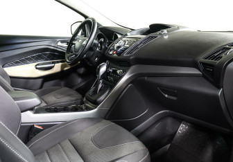 Подержанный автомобиль Ford Kuga 2015 года (8 фото)