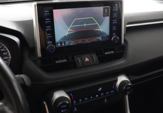 Подержанный автомобиль Toyota RAV4 2020 года (13 фото)